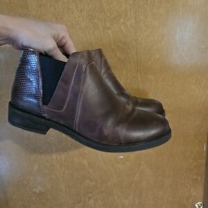 Clarks Women's Brown Leather Chelsea Chukka Boots with Textured Back